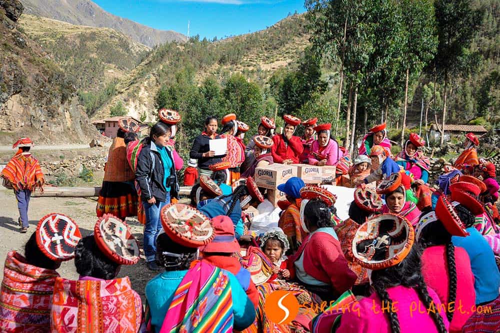 Quechua women waiting in Huilloc Quechua women waiting in Huilloc