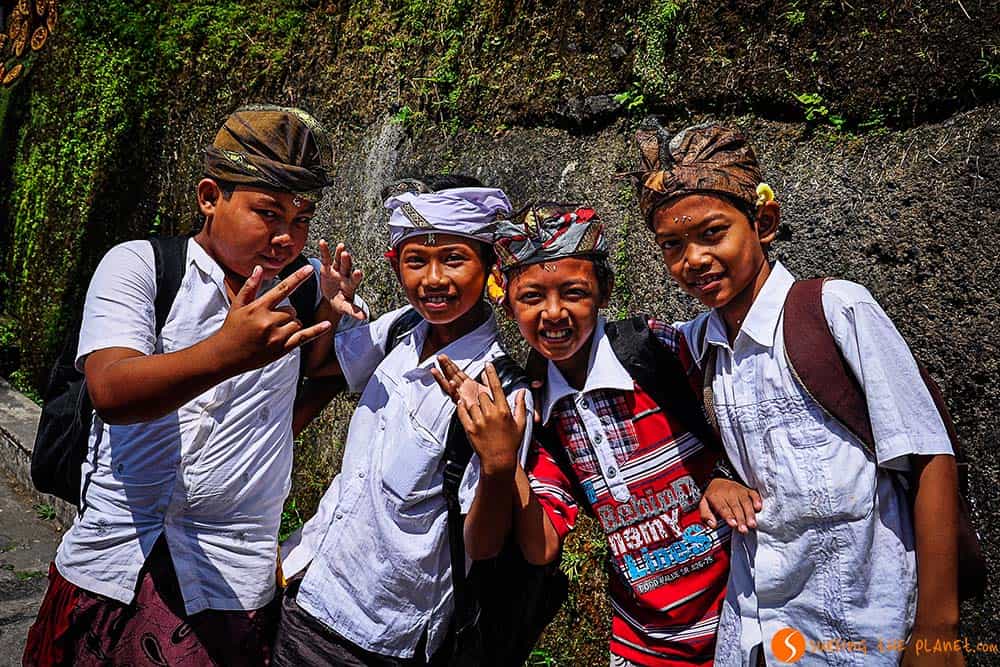 Bali Traditions: Children saying hello in Pura Gunung Kawi
