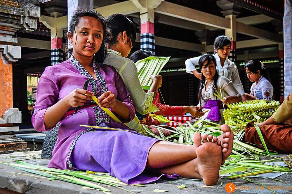 Bali temples - A girl in Tirta Empul