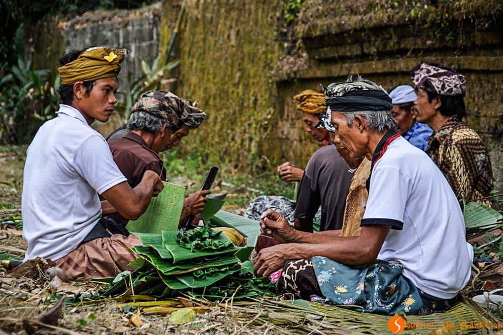 Bali temples - Men working in Tirta Empul