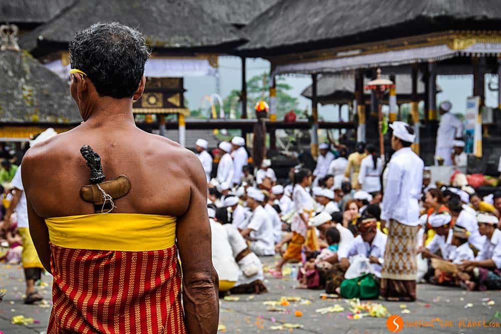 Bali temples - People praying in Pura Besakih