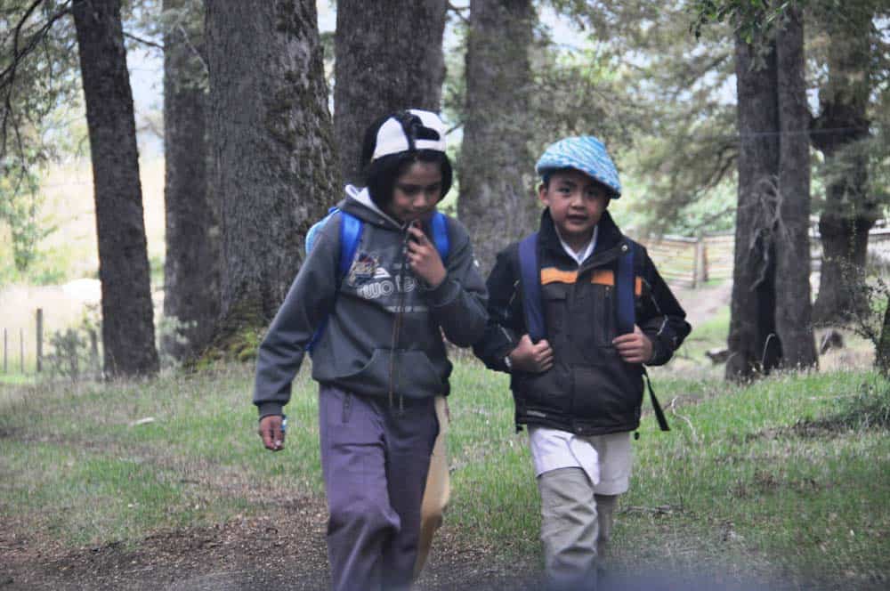 Niños Mapuche, La ruta de los 7 lagos, Argentina Niños Mapuche, La ruta de los 7 lagos, Argentina