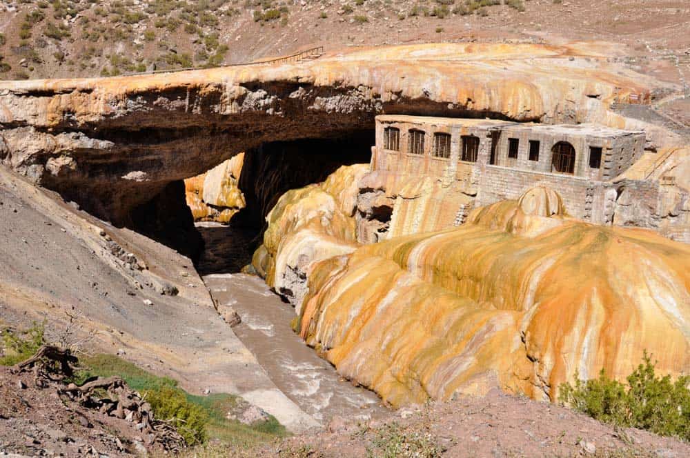 El Puente del Inca, cerca de Mendoza, Argentina El Puente del Inca, cerca de Mendoza, Argentina
