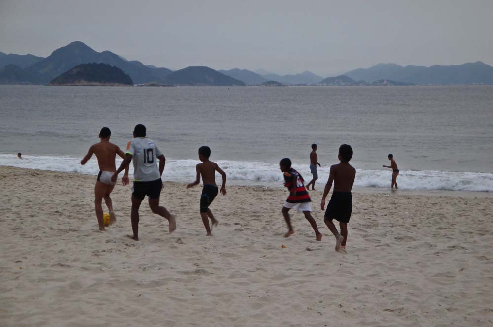 Bambini che giocano a calcio a Copacabana