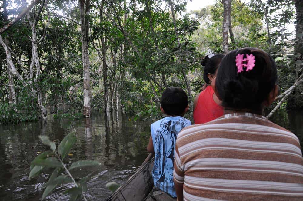 In canoa nella giungla innondata di Mirituba