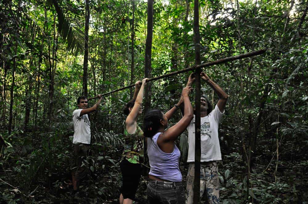 Preparandoci per dormire nell'amazzonia