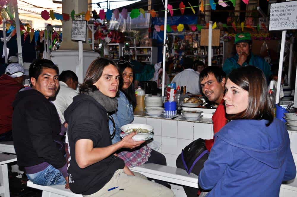 Comiendo Caldito de Gallina Meracdo de Cuzco