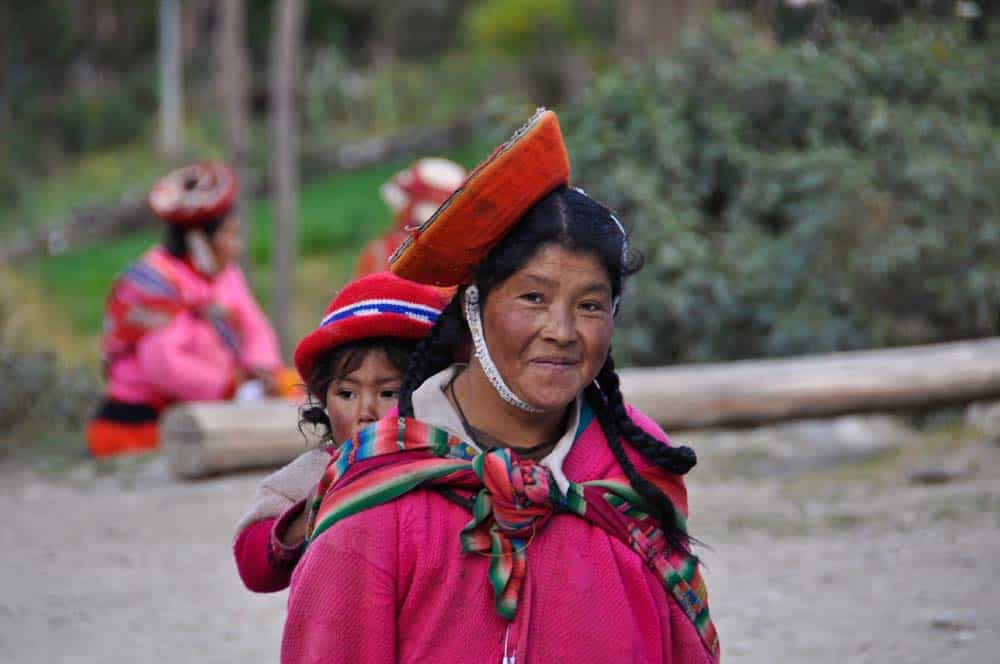 Woman with baby Señora quechua con niño