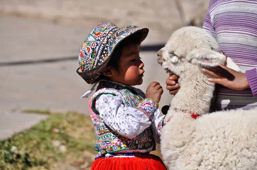 Kid in typical dress Bambina Peruviana