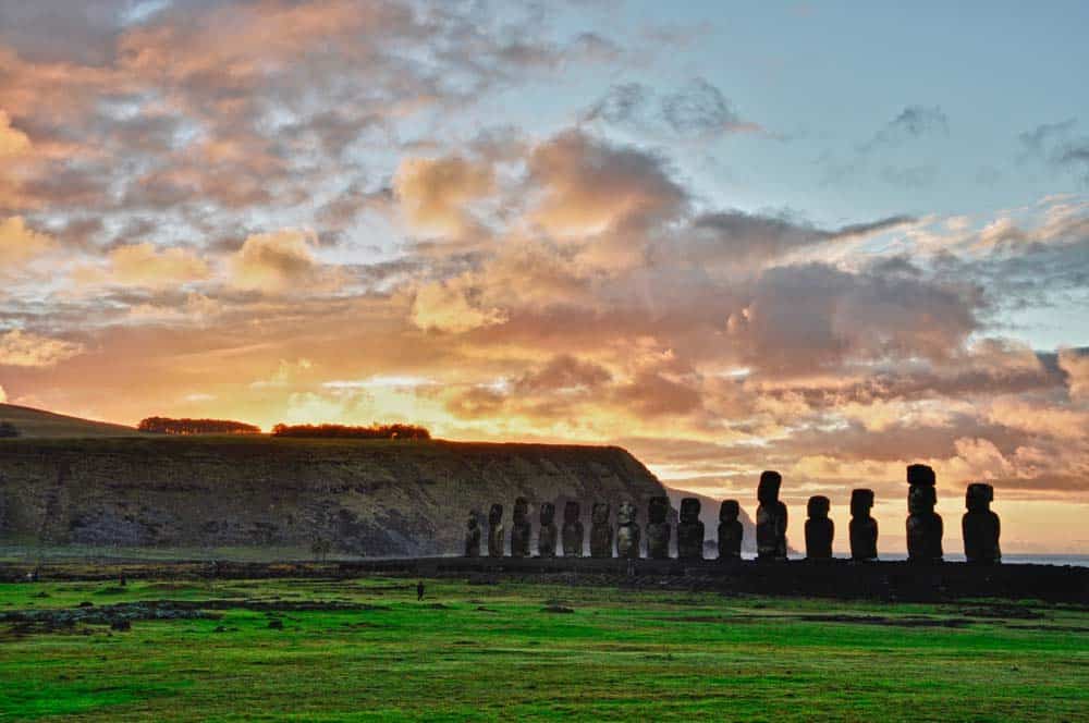 Amanecer en Tongariki, isla de Pascua, Chile Amanecer en Tongariki, isla de Pascua, Chile