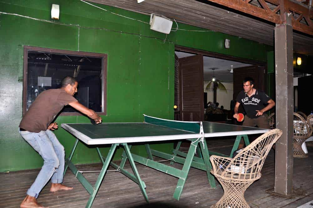 Jugando a Ping Pong Giocando a Ping Pong nelle isole Fiji