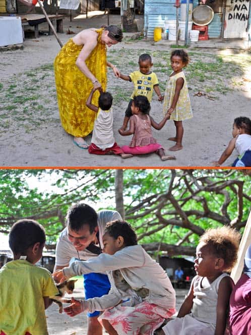 Giocando con i bambini bell'isola di Mana alle figi