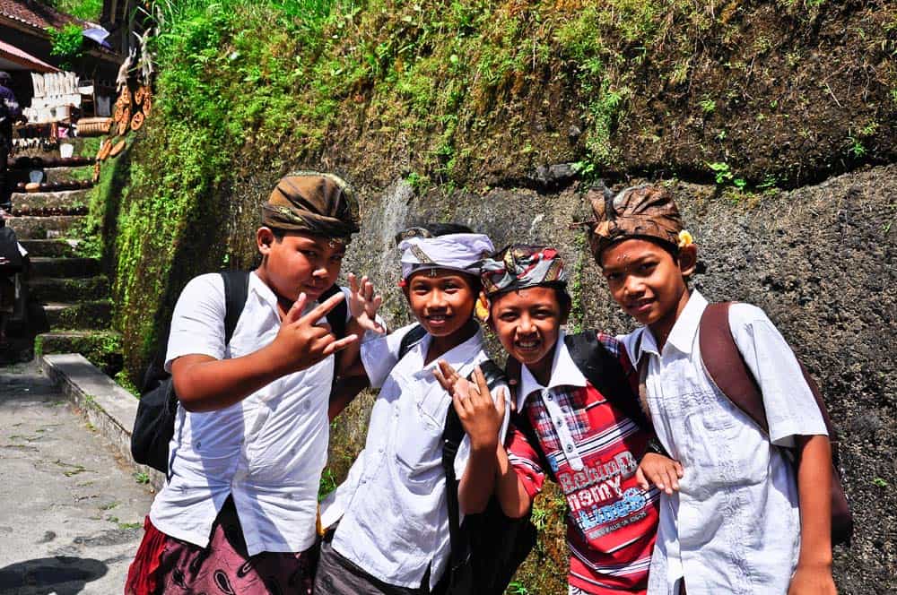 Ragazzi nel tempio Gunung Kawi a Ubud, Bali | Viaggio Indonesia