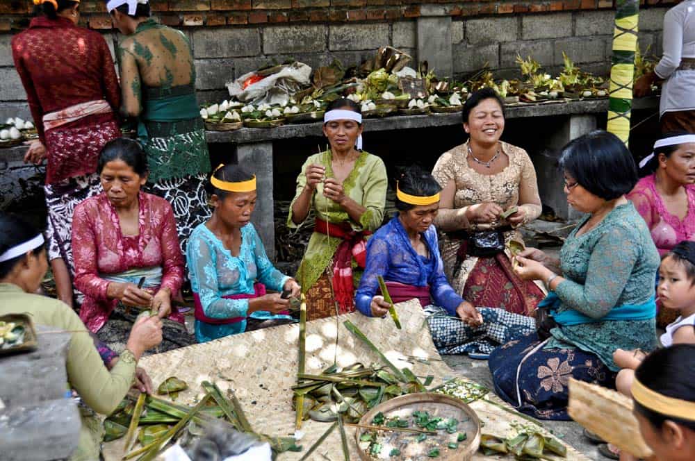 Donne preparando la festa della luna piena a Ubud, Bali | Viaggio Indonesia