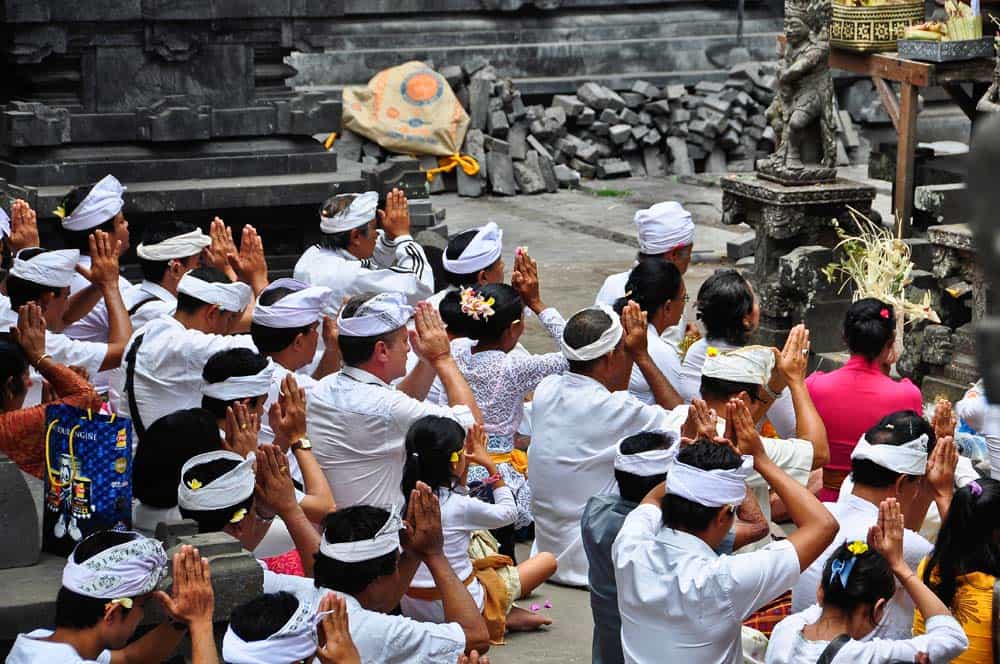 Festa della luna piena nel tempio di Pura Besakih vicino a Padang Bai a Bali | Viaggio Indonesia