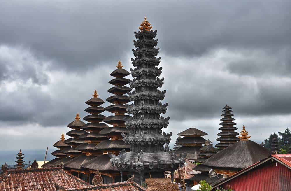 I tetti del tempio di Pura Besakih vicino a Padang Bai a Bali | Viaggio Indonesia