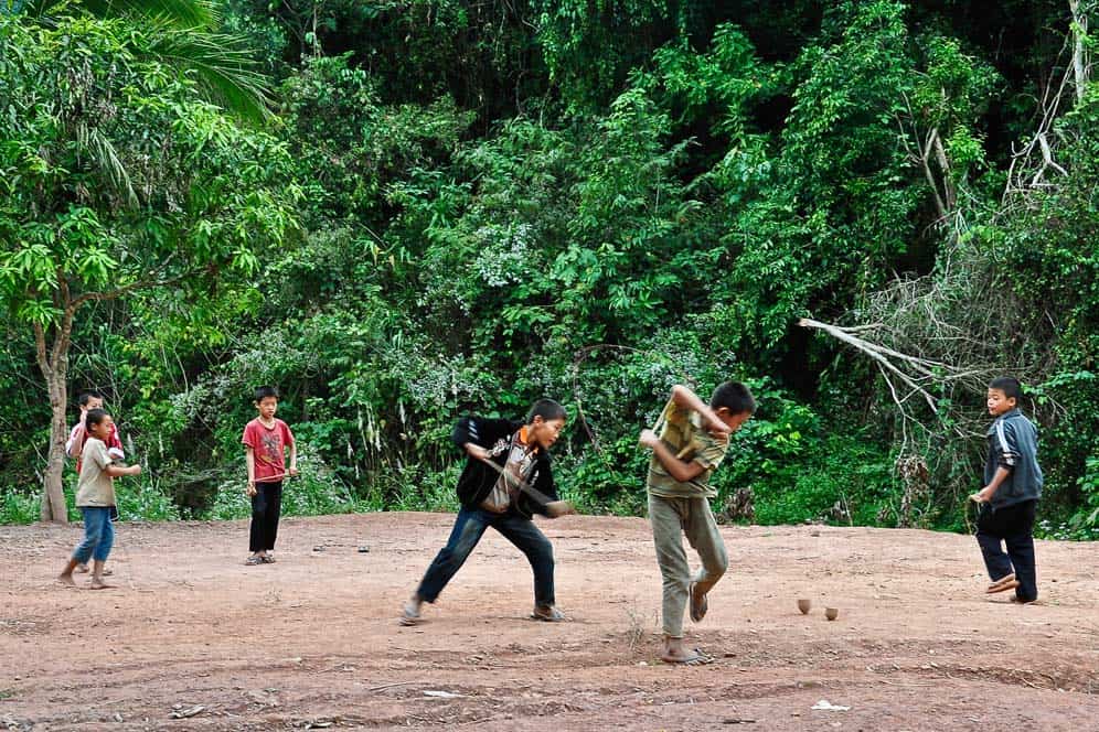 Giocando alla Peonza in Laos Giocando alla Peonza in Laos