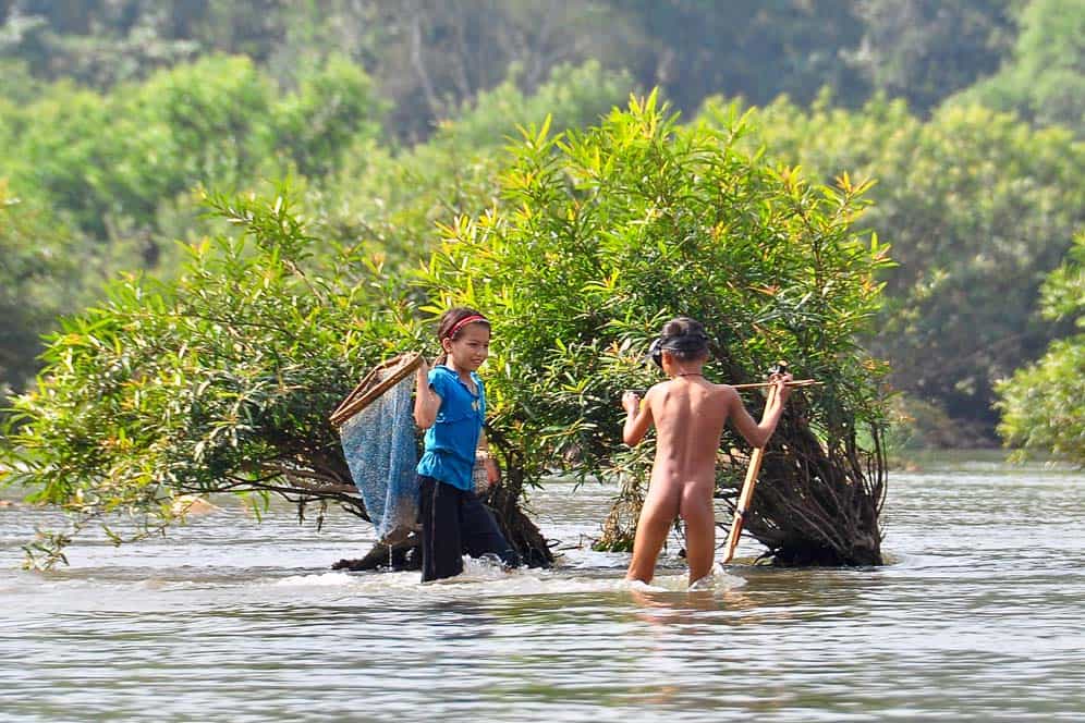 Bambini pescando lungo il fiume Nam Ou Bambini pescando lungo il fiume Nam Ou