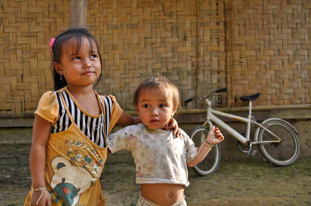 Bambini nel villaggio Banna in Laos Bambini nel villaggio Banna in Laos