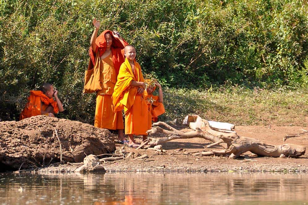 Monaci buddisti sulle sponde del fiume Mekong Monaci buddisti sulle sponde del fiume Mekong