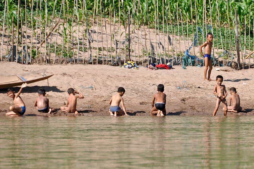 Scene di vita quotidiana lungo il mekong in Laos Scene di vita quotidiana lungo il mekong in Laos