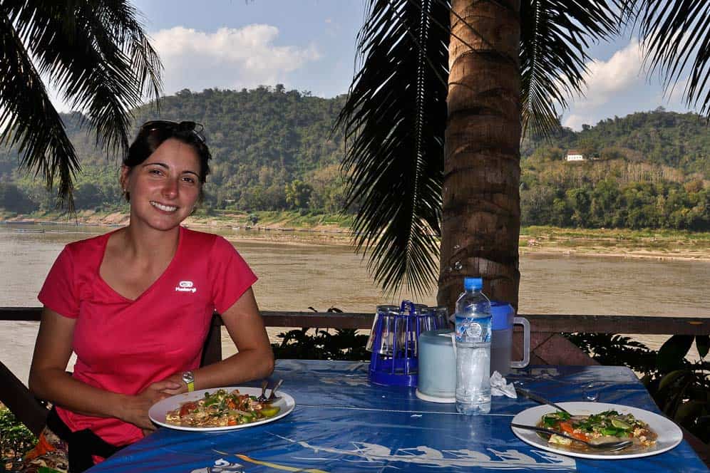 Mangiando sulle sponde del fiume Mekong in Laos Mangiando sulle sponde del fiume Mekong in Laos