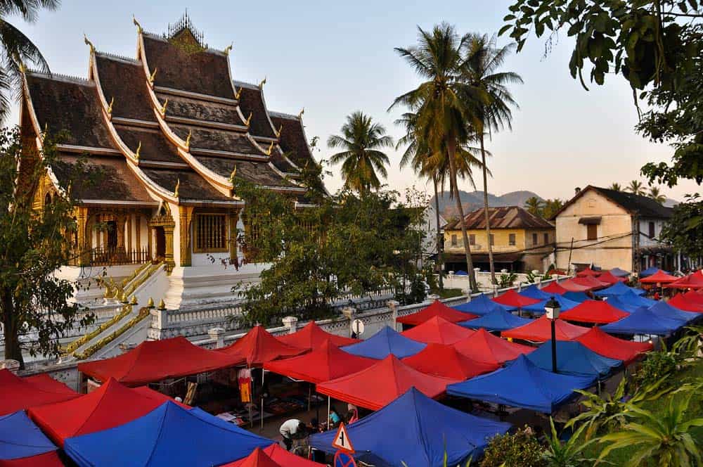 Tempio buddista e mercato notturno a Luang Prabang Laos Tempio buddista e mercato notturno a Luang Prabang Laos