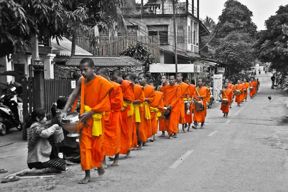 Monaci chiedendo offerte a Luang Prabang Laos Monaci chiedendo offerte a Luang Prabang Laos