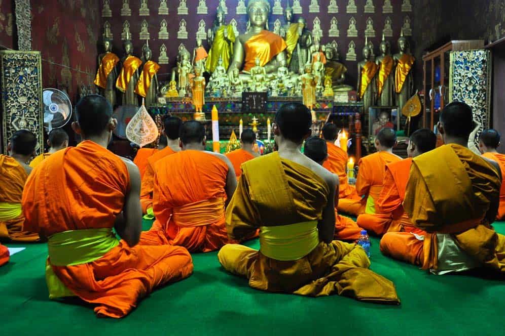Monaci buddisti pregando a Luang Prabang Laos Monaci buddisti pregando a Luang Prabang Laos