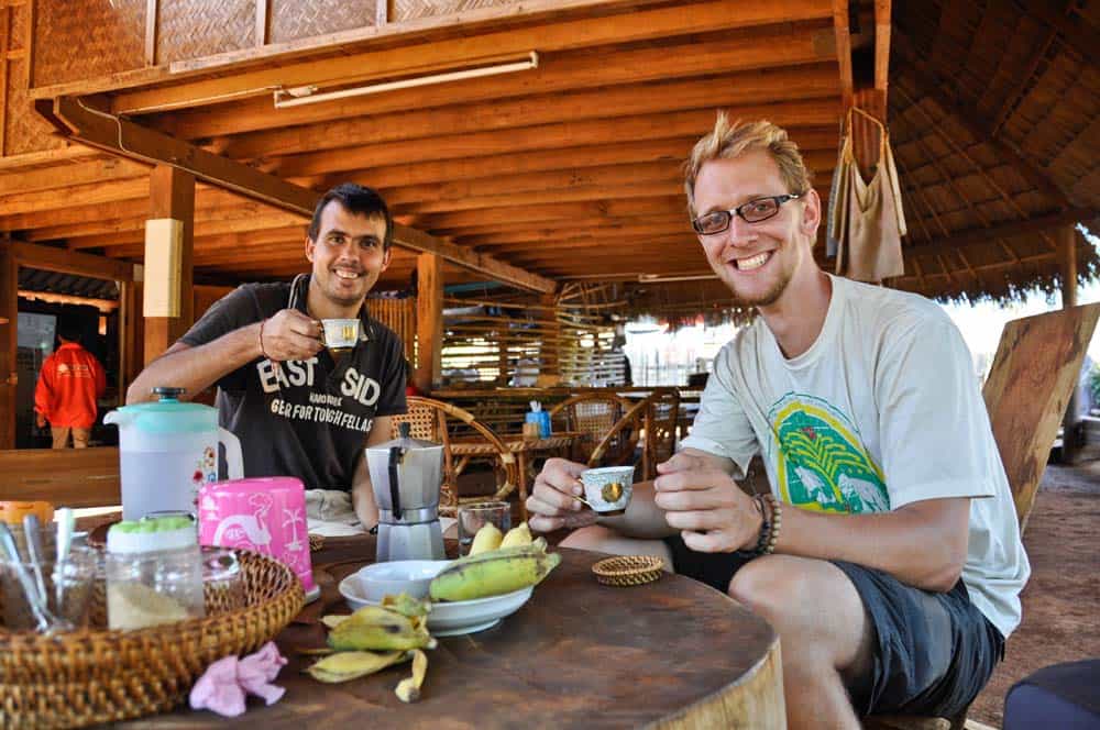Bevendo caffé nelle piantagioni di caffé in Laos Bevendo caffé nelle piantagioni di caffé in Laos