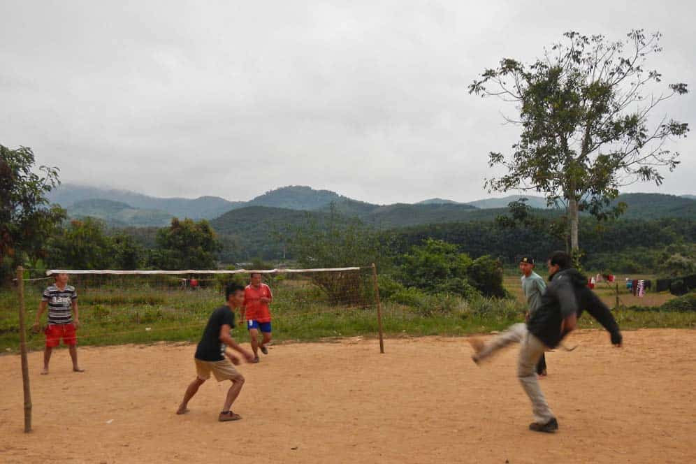 Giocando a Sepak Takraw a Luang Nam Tha in Laos Giocando a Sepak Takraw a Luang Nam Tha in Laos