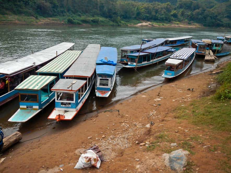 Nong Khiaw porto con barche per fare l'attraversata fino a Luang Prabang Nong Khiaw porto con barche per fare l'attraversata fino a Luang Prabang