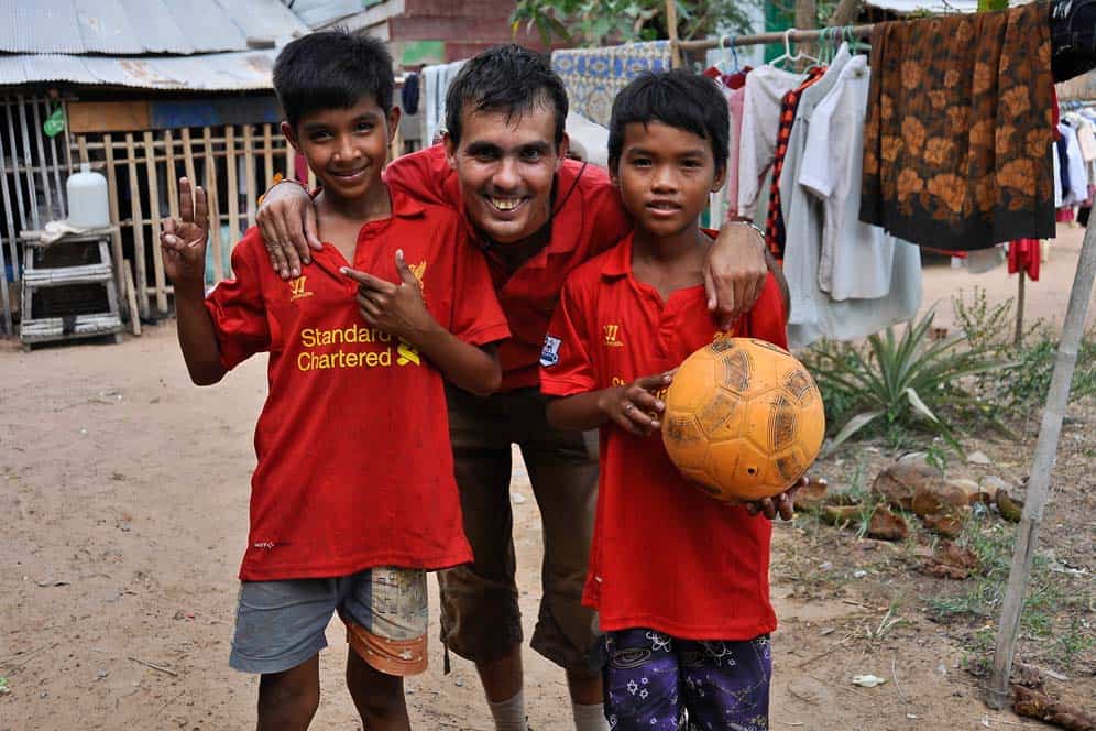 Futbol con niños, orfanato cerca de Siem Reap, Camboya Futbol con niños, orfanato cerca de Siem Reap, Camboya