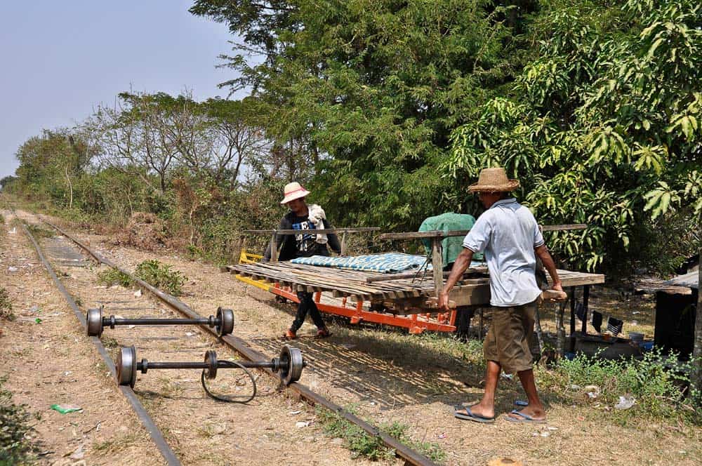 Montando el tren de bambú, Battambang, Camboya Montando el tren de bambú, Battambang, Camboya