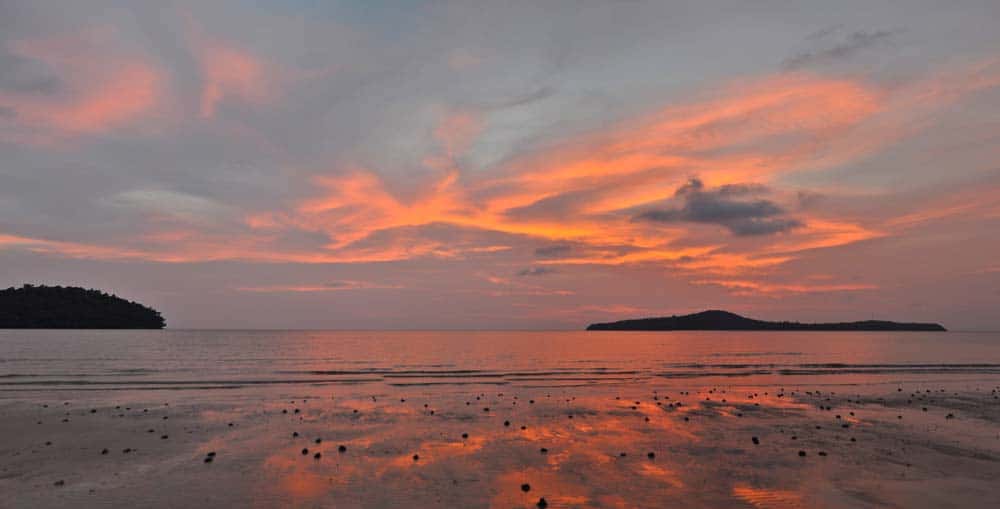 Puesta del sol con colores, Koh Ta Kiev, Camboya Puesta del sol con colores, Koh Ta Kiev, Camboya