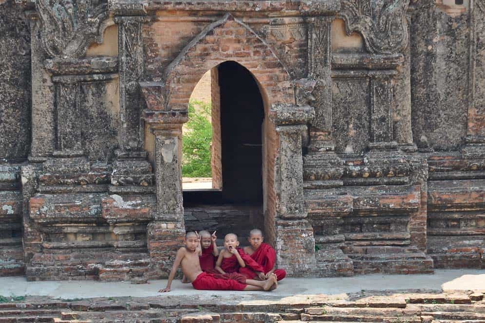 Monjes en templo South Guni Bagan