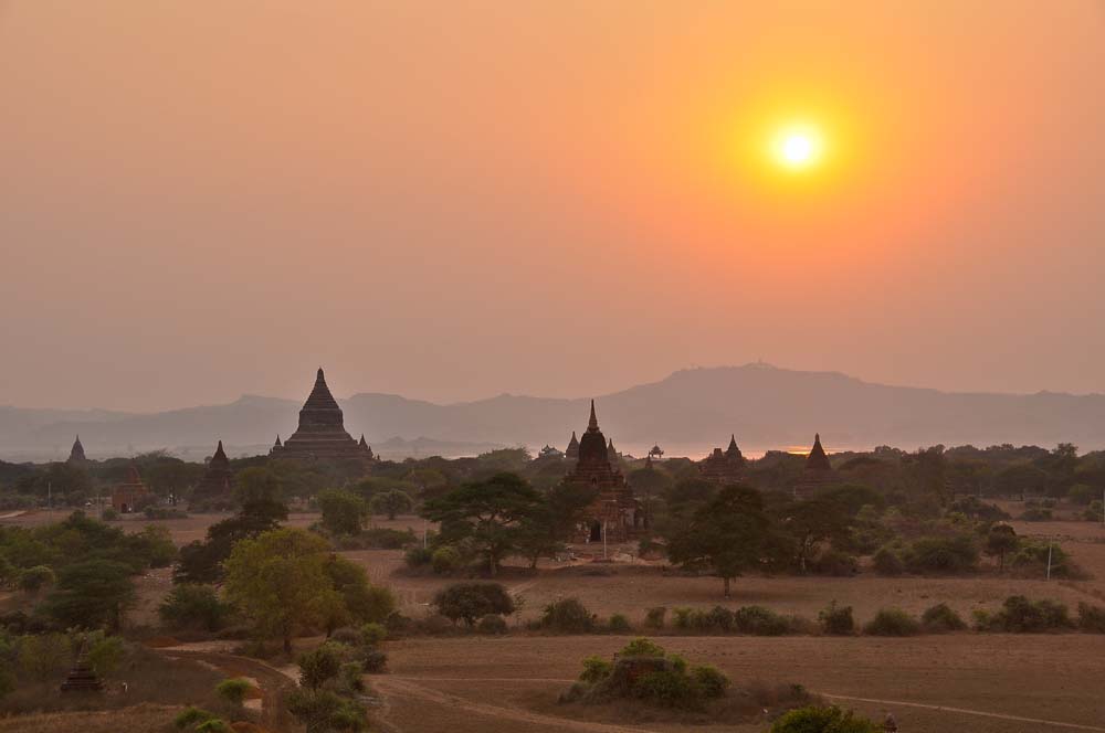 Puesta de sol en Shwesandaw Paya