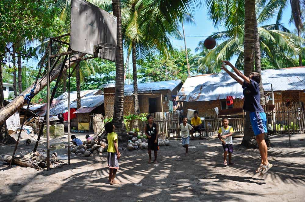 Giocando a basket isola Malapascua | Viaggio Filippine Giocando a basket isola Malapascua | Viaggio Filippine