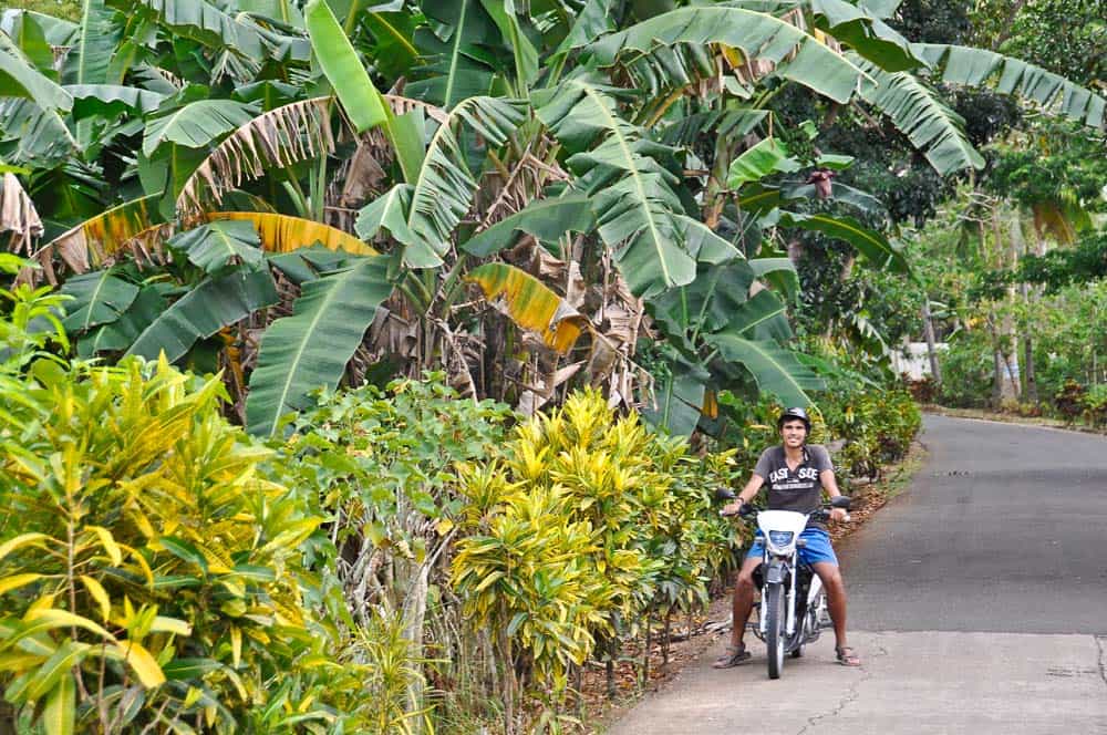 Excursión en moto, Camotes, Filipinas Excursión en moto, Camotes, Filipinas