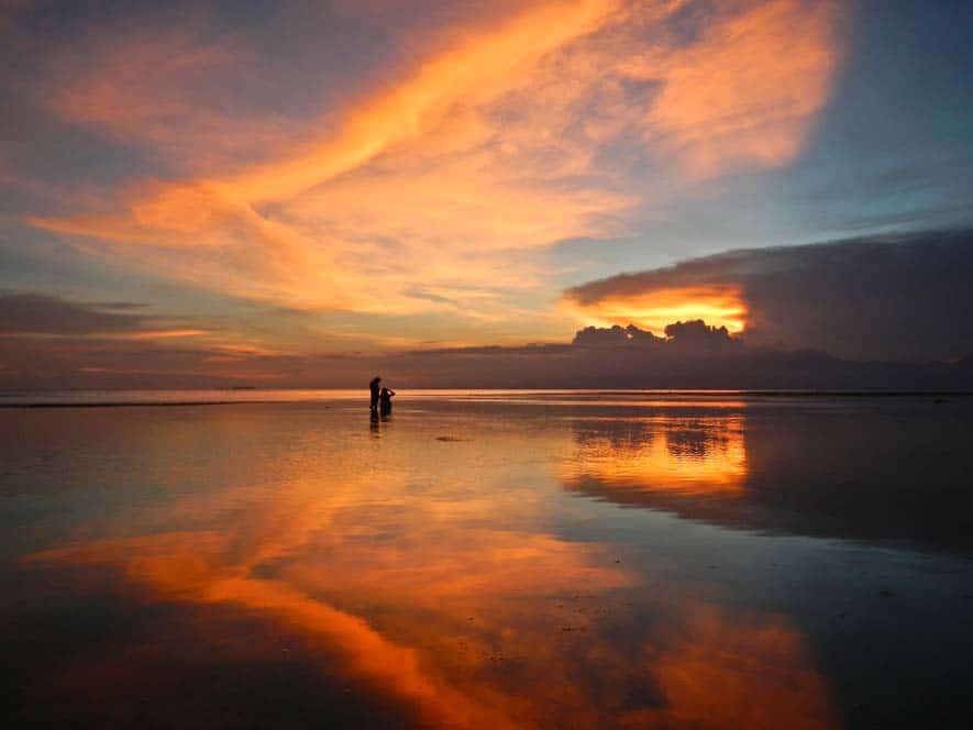Atardecer en Playa San Juan, isla de Siquijor, Filipinas Atardecer en Playa San Juan, isla de Siquijor, Filipinas