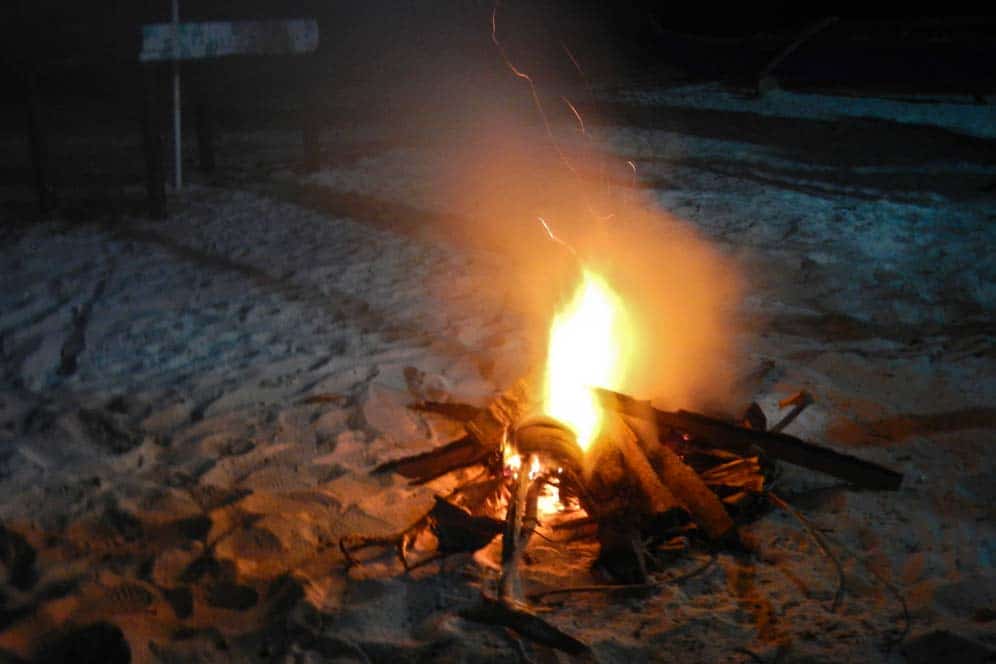 Fuego en Playa San Juan, isla de Siquijor, Filipinas Fuego en Playa San Juan, isla de Siquijor, Filipinas