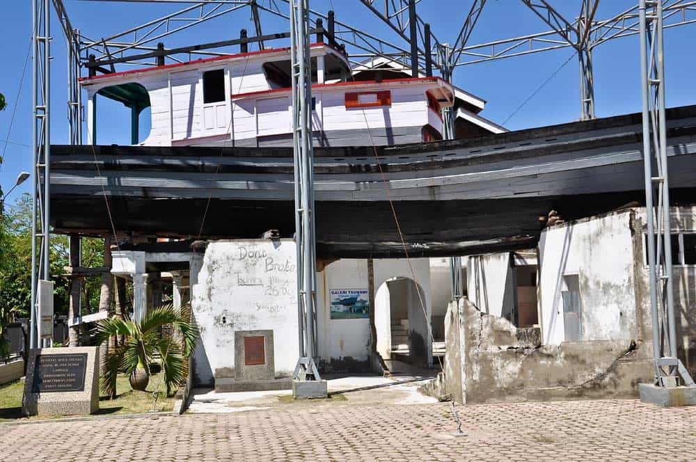 Barco encima de la casa Barca sopra una casa a Banda Aceh | Viaggio Indonesia