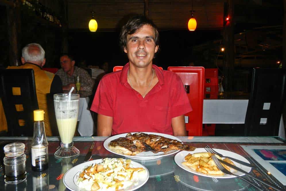 cumple de Gábor Cena di compleanno di Gabor nel Lago Toba a Sumatra | Viaggio Indonesia