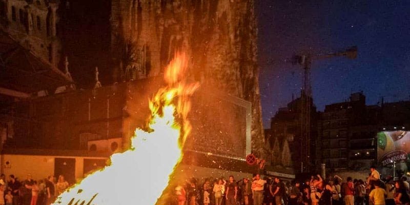 Hoguera de Sant Joan delante la Sagrada Familia