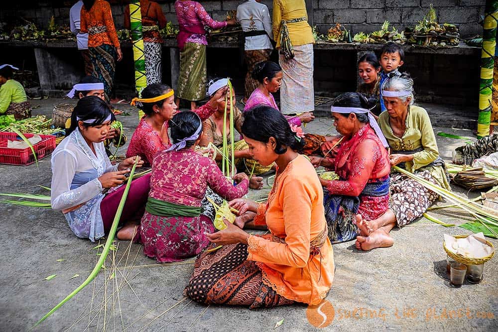 Hombres preparando plato típico balinés para la fiesta de la luna Bali Indonesia