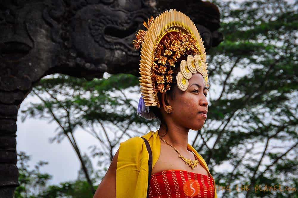 Rezando en Pura Besakih Bali Indonesia | Fiestas que ver en Bali Rezando en Pura Besakih Bali Indonesia | Fiestas que ver en Bali