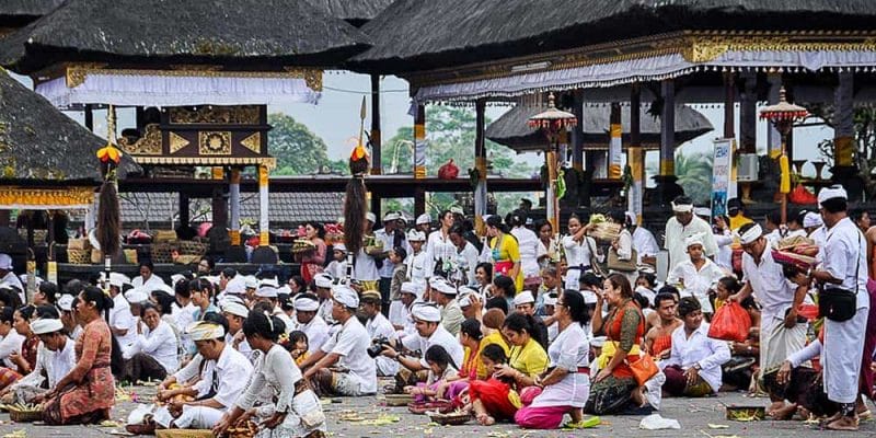 Rezando en Pura Besakih Bali Indonesia