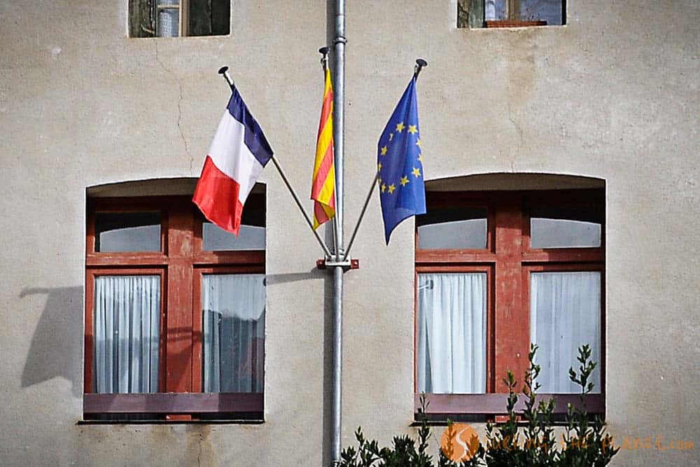 Alrededores Perpignan - bandera catalana y francesa en el ayuntamiento