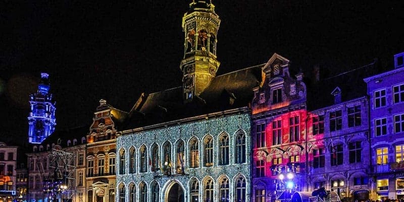 Visitare Mons - Grande Place con luci