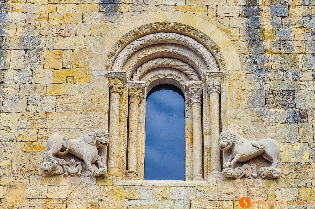 Leones, Monasterio Sant Pere, Besalú, Cataluña, España | Que visitar en Besalú Leones, Monasterio Sant Pere, Besalú, Cataluña, España | Que visitar en Besalú
